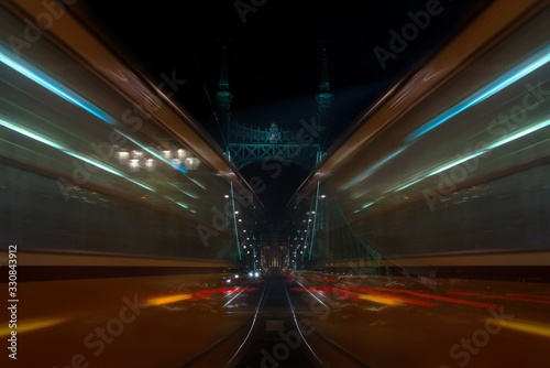 Photographie Beautiful Long exposure image of Freedom Bridge in Budapest, Hungary