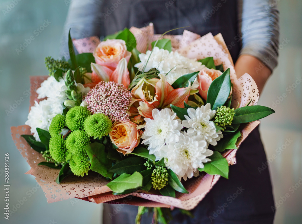 nice bouquet in the hands - obrazy, fototapety, plakaty 