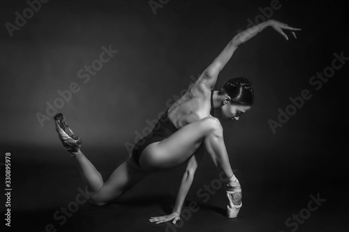 Fotografía black and white vintage dramatic portrait of a dancing girl-ballerina