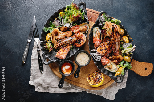 Cuadros en Lienzo Assorted seafood on plates