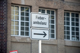 Fototapeta Londyn - Deutschland, Sachsen-Anhalt, Magdeburg, Hinweisschild zu einer Fieberambulanz, Corona, Symbolbild.
