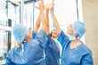 Leinwandbild Motiv Ärzte im Chirurgie Team geben sich ein High Five