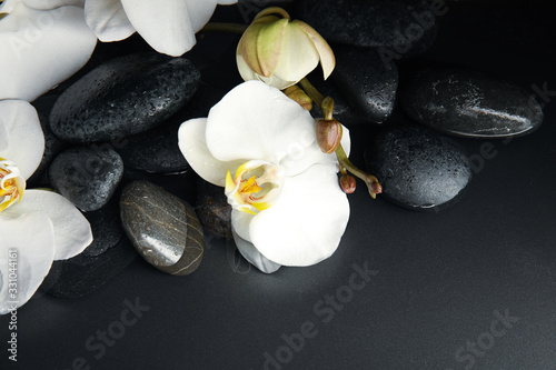 Dekoracja na wymiar  kamienie-i-kwiaty-orchidei-w-wodzie-na-czarnym-tle-styl-zycia-zen