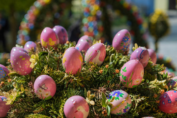 Detail eines traditionell geschmückten Osterbrunnens in der Oberpfalz/Deutschland