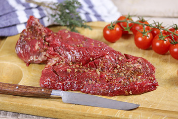 Poster - steak de boeuf cru sur une planche à découper