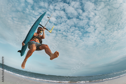 Plakaty Kitesurfing  kitesurfer-skacze-z-wakeboardem