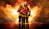 Fototapeta Sport - Zwei Feuerwehrmänner unter Atemschutz gehen durchs Feuer
