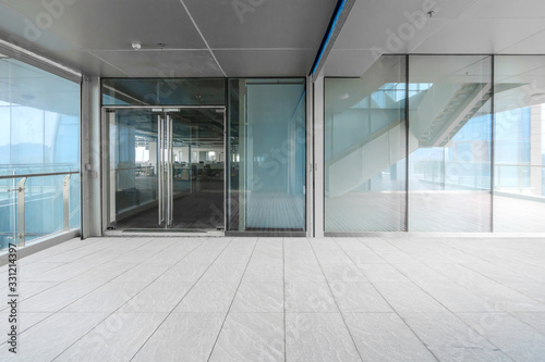 Fotomural A modern office building with glass doors and windows