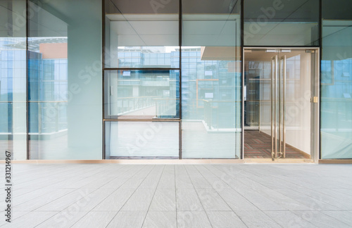 Fotografía A modern office building with glass doors and windows