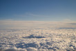 Wolkendecke, über den Wolken mit blauem Himmel fliegen