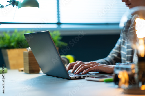 Cuadros en Lienzo Businesswoman working with a laptop