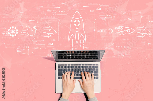 Fotomural Rapid growth concept with person using a laptop computer