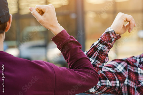 Fotomural Friends shaking elbows outdoors
