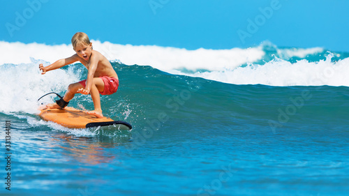 Dekoracja na wymiar  szczesliwy-chlopczyk-mlody-surfer-uczy-sie-jezdzic-na-desce-surfingowej-z-zabawa-na-falach-morskich-aktywna-rodzina