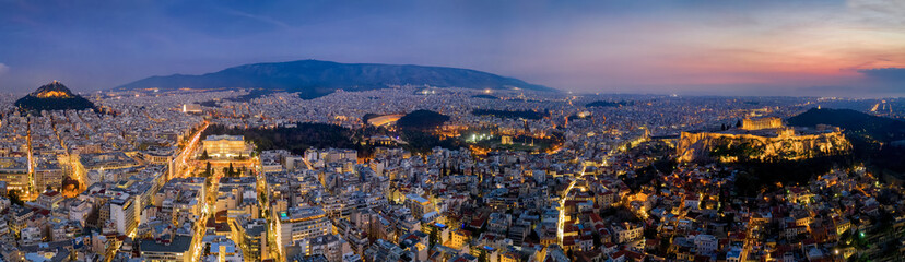 Fototapete - Panorama der beleuchteten Skyline von Athen, Griechenland, mit der Akropolis und zahlreichen Touristenattraktionen bis zum Hafen von Piräus