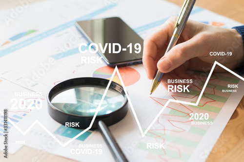 Fotografía Businessman works with documents a business risk chart due to a coronovirus pandemic