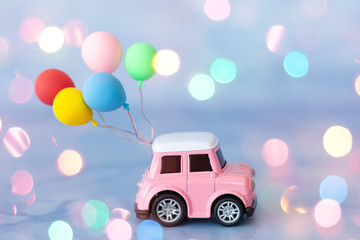  Kleines rosa Auto mit Luftballons