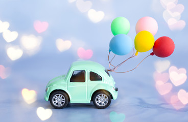  Kleines gruenes Auto mit Luftballons