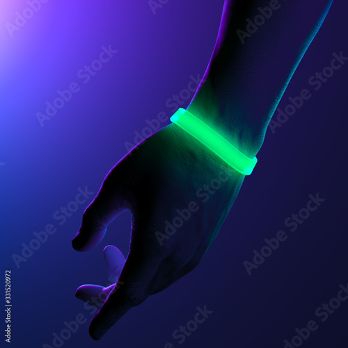 Cuadros en Lienzo Neon Illuminated Green Rubber Bracelets on Hand On Dark Background