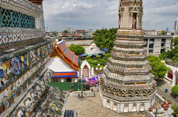 BANGKOK - AUGUST 2008: Tourists visit famous Wat Arun Temple