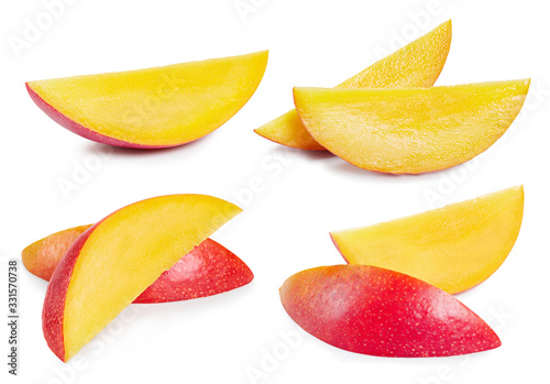 Fotomural Mango isolated on white background