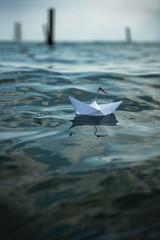 Canvas Print - Freiheit - kleines Papierschiff auf dem Meer