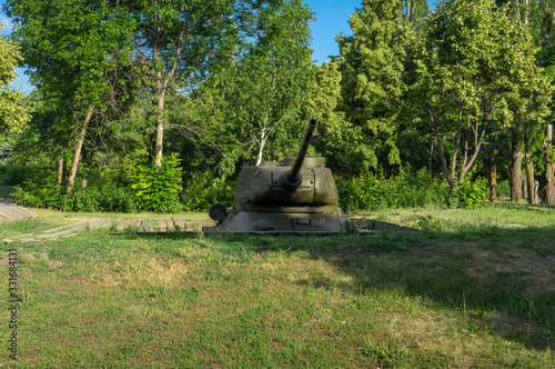 Papel de parede medium tank T 34 85 located in the trench used in the battles of World War II by