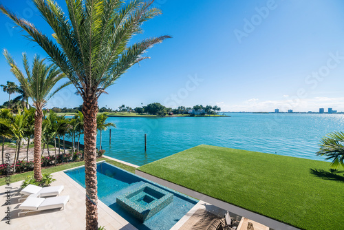 Fotomural View of a nice pool and waterfront from terrace of a luxury home in Miami