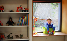Ein Vierjähriger Junge Sitzt Gelangweilt In Seinem Zimmer Am 18.03.2020.
