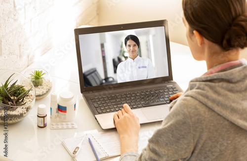 Fotomural Woman sitting at home during an online consultation with her general practitioner
