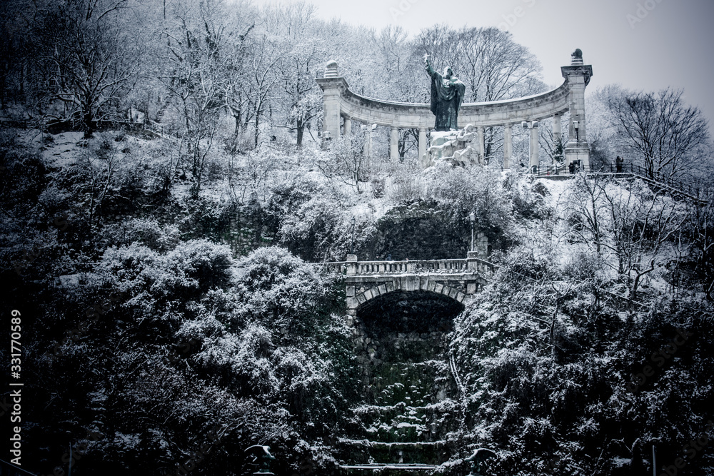 Gellert Hill park in Budapest in winter covered in snow - obrazy, fototapety, plakaty 