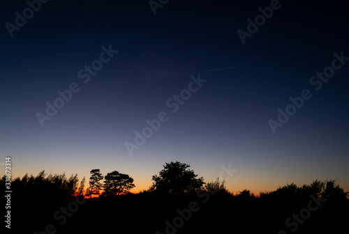 Fotografía The sun has almost set, the orange glow gives good contrast to the dark blue sky