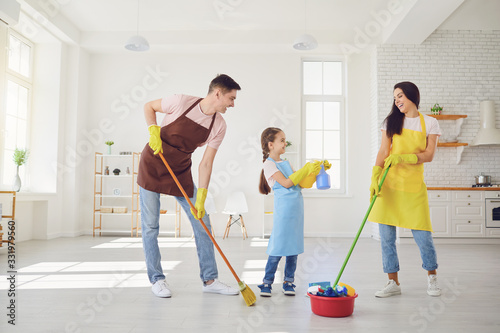 Fotomural Happy family cleans the room in the house.