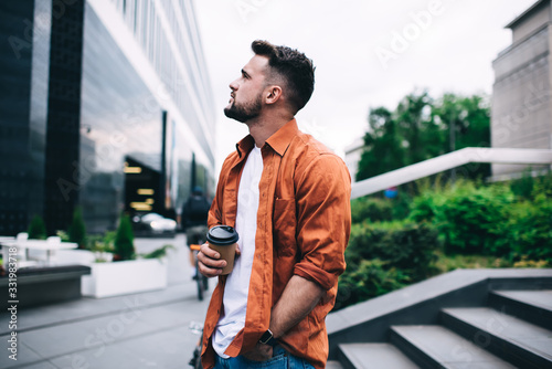 Fotografía Peaceful guy with coffee chilling outside