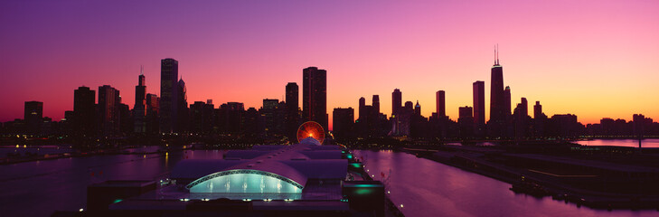 Fototapete - Panoramic view of Navy Pier and Chicago skyline at sunset, Chicago, IL