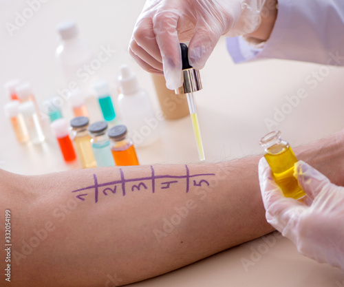 Fotografía Doctor testing allergy reaction of patient in hospital