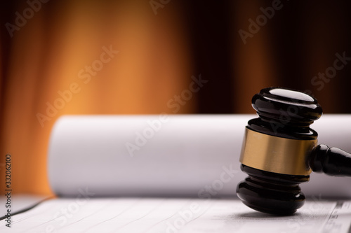 Fotografía Judge`s gavel with white paper on the background.