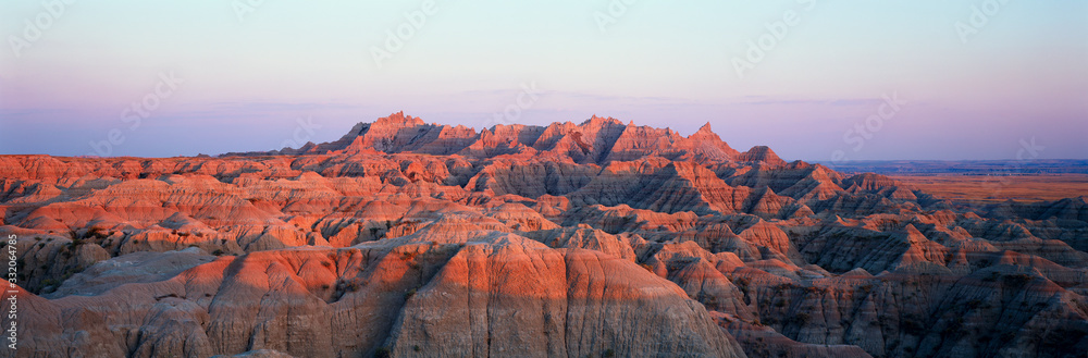 Sunset panoramic view of mountains in Badlands National Park in South Dakota - obrazy, fototapety, plakaty 