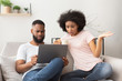 © Prostock-studio - Shocked couple have problems with buying online