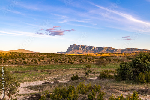 Cuadros en Lienzo Face nord du Pic Saint-Loup, illuminée par le soleil couchant, dans un paysage q