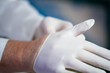 Arzt zieht Handschuhe an-Coronakrise, Quarantäne,Krankenhaus, Schutzkleidung