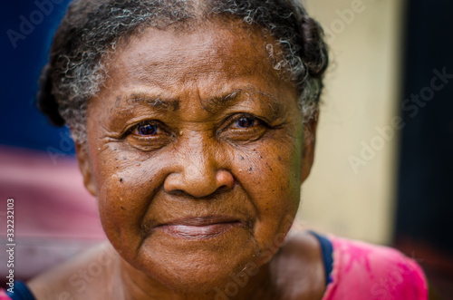 Fotografía mator lady looking homeless indigenous, smoked with sad face and blue eyes