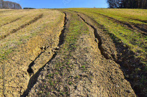 Fotografía Water erosion of grass field erosive soil damage
