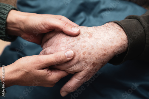 Fotografía Le mani di una donna danno forza e conforto e quelle di un anziano signore