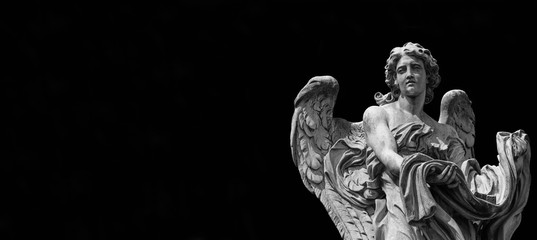  Posąg anioła trzymającego szatę i kości Męki Jezusa. Barokowe arcydzieło z XVII wieku na szczycie mostu Sant'Angelo w centrum Rzymu (czarno-białe z miejscem na kopię)
