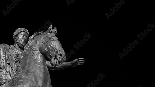 Fotografía Marcus Aurelius ancient roman emperor bronze equestrian statue at the center of