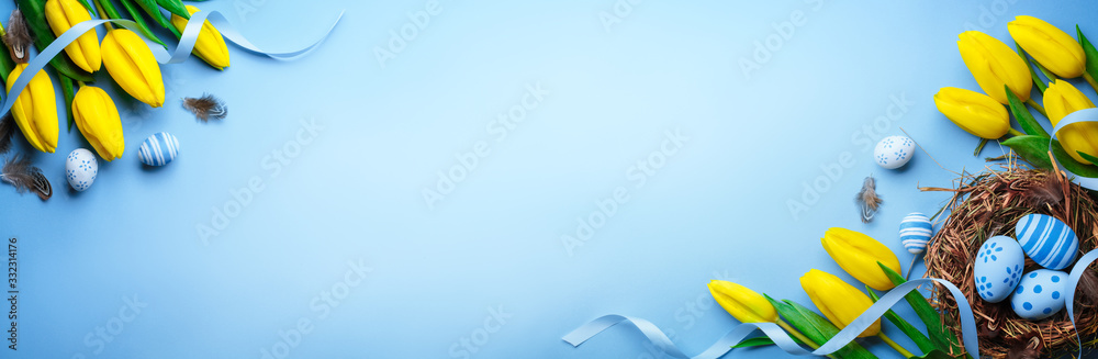 Tulip flower and easter eggs on blue background - obrazy, fototapety, plakaty 