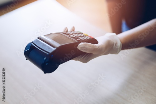 Fotomural Woman gives the terminal for non-contact card payment