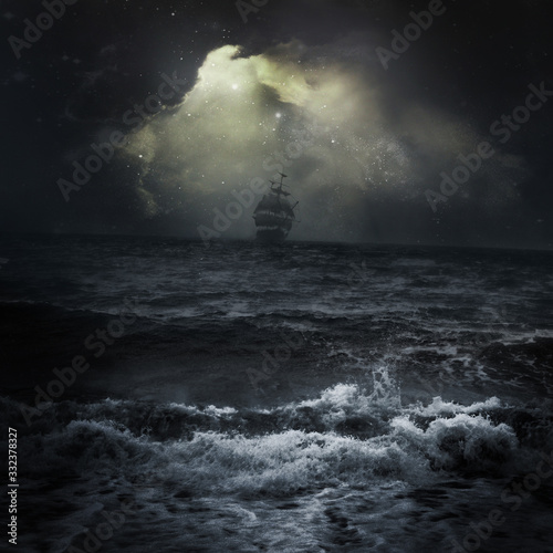 Fotografía Stormy sea ship in the distance romantic scene dark sky clouds Sun rays