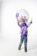 Kinder spielen voller Energie mit Luftballons vor weissem Hintergrund